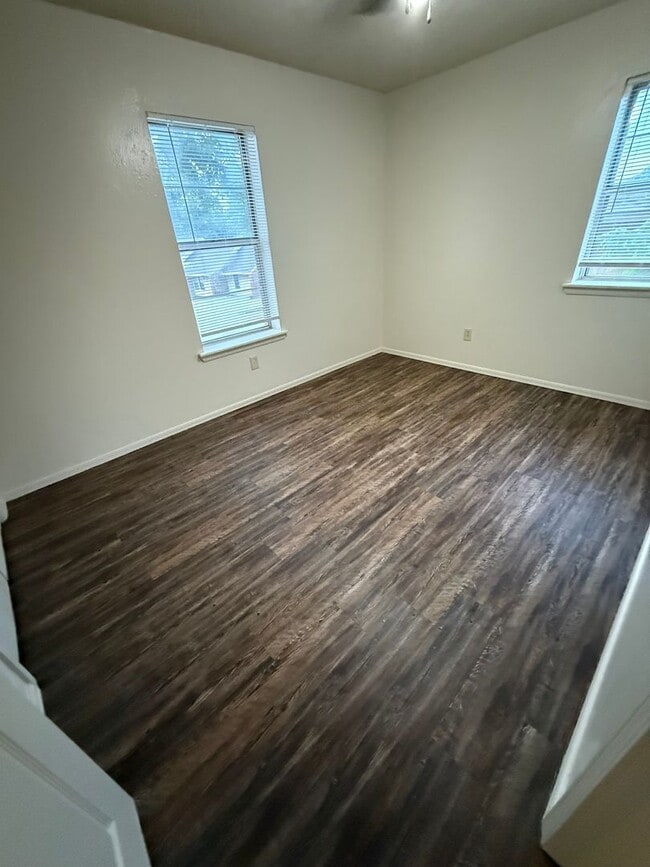 Building Photo - 3 Bed 1.5 Bath Total Electric, Fenced Back...