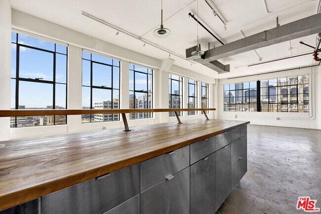 Building Photo - 315 E 8th St