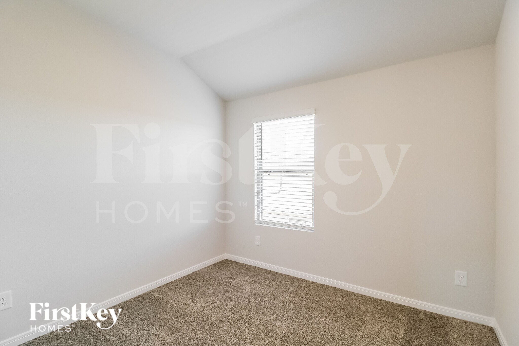 Building Photo - 25582 Roy Rogers Rd