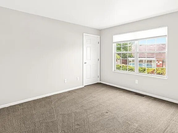 Building Photo - 213 Oakbrooke Dr