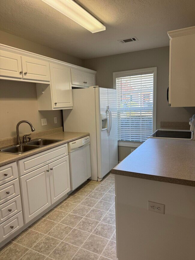 Building Photo - 6015 Sanibel Dr