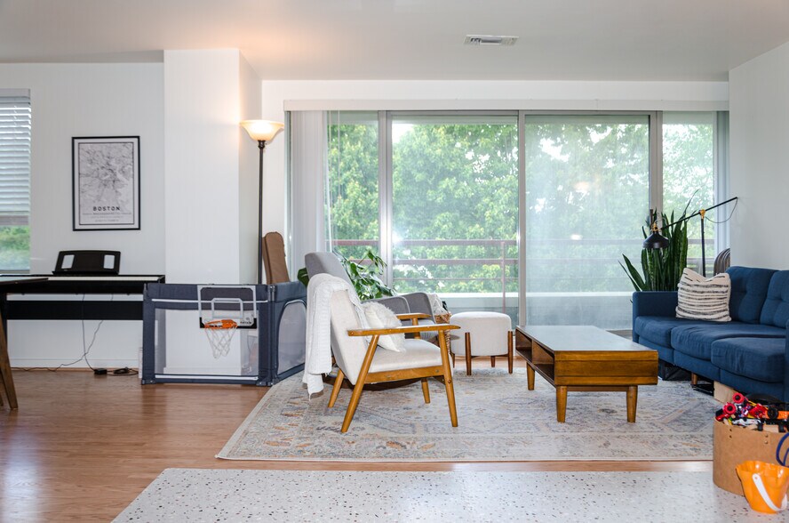 Building Photo - 173 Oak St