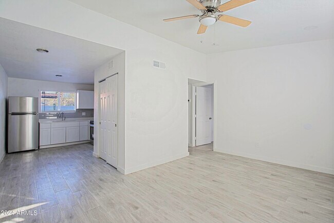 Building Photo - 949 E Roma Ave