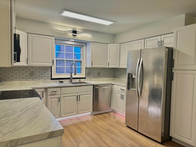 Building Photo - 21 N Kenosha Dr