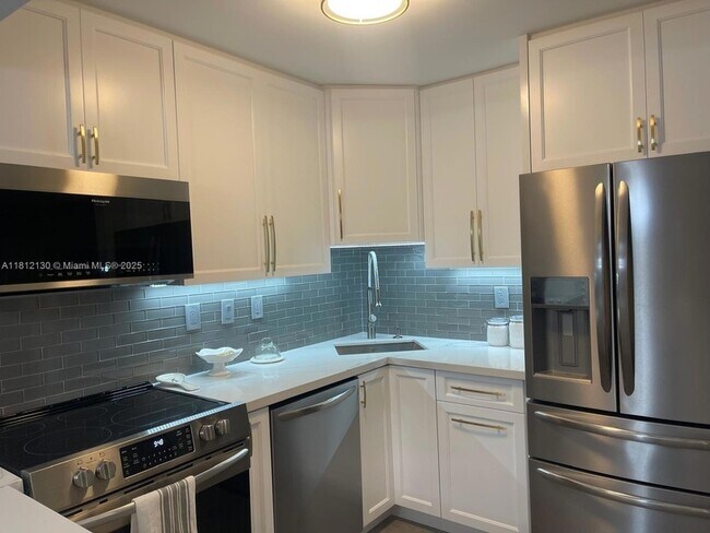 Building Photo - 3701 N Country Club Dr