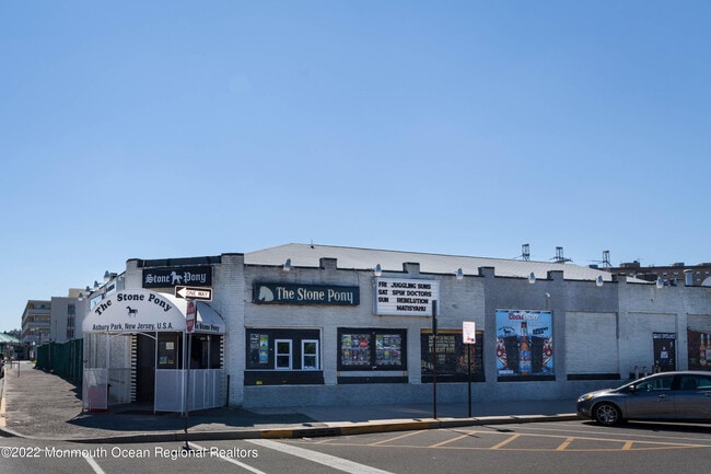 Building Photo - 601 Heck St