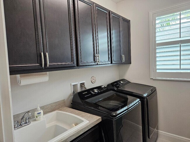Building Photo - 9985 SW Trumpet Tree Cir