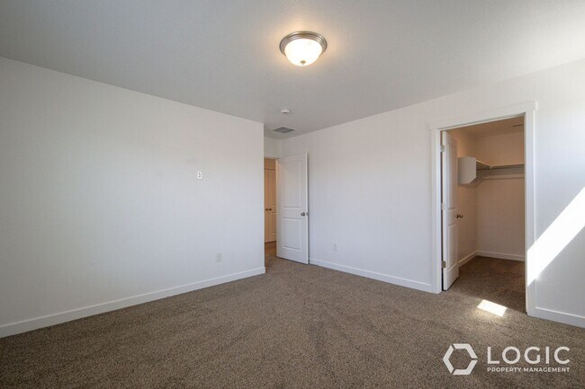 Building Photo - Gorgeous Row End Townhome!