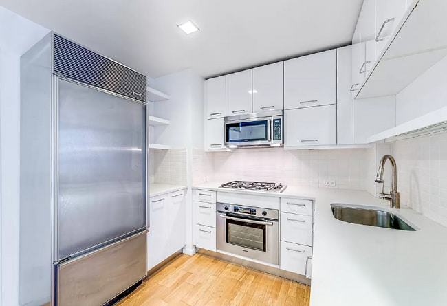 Building Photo - 634 W 42nd St