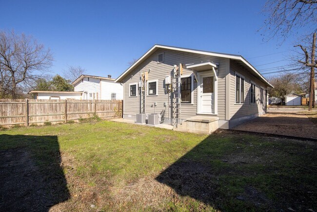Building Photo - RECENTLY RENOVATED CHARMING 1/1 DUPLEX IN THE HAPPENING HISTORIC DISTRICT OF DIGNOWITY HILL