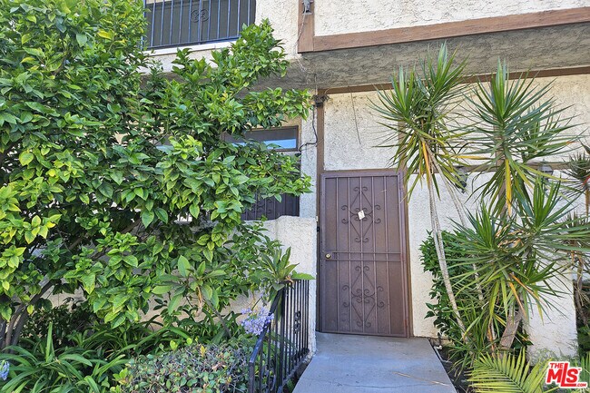 Building Photo - 13243 Vanowen St