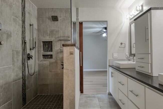 Building Photo - 15219 Spring Land