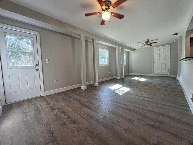 Building Photo - $1,695 ** Annual ** Available 6/1/26 ** Recently Upgraded **3 Bedroom / 2 Bath * Port Charlotte