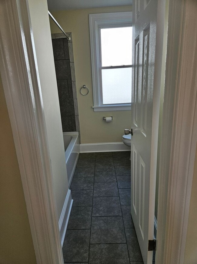 Building Photo - Adorable renovated 3 bedroom 2 full bath home