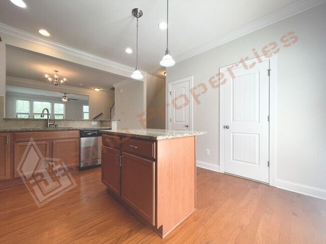 Building Photo - Brand New Carpet and Fresh Paint! Charming...