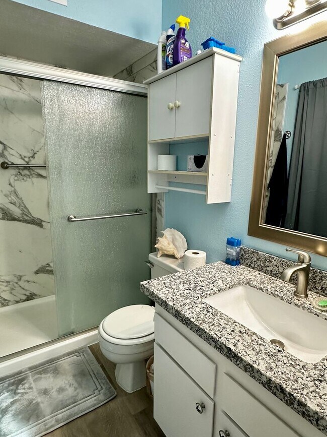 Building Photo - UPDATED 3 BEDROOM 2 BATHROOM CONVENIENTLY ...