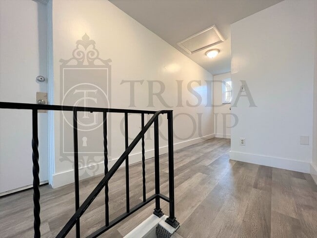 Building Photo - 119 Rothesay Ave