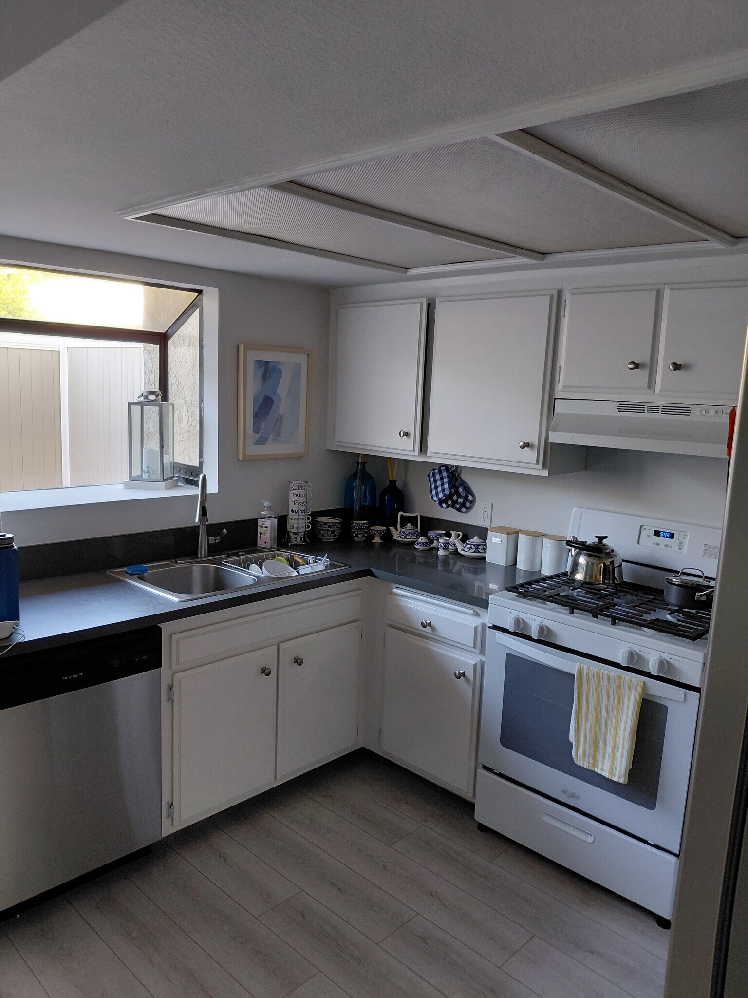 Building Photo - 9325 Sunland Park Dr