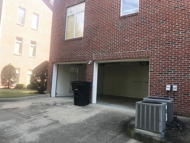 Building Photo - 3 Story Townhome Overlooking The Savannah ...