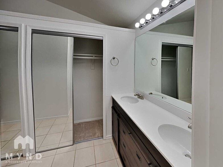 Building Photo - 4645 Baytree Dr