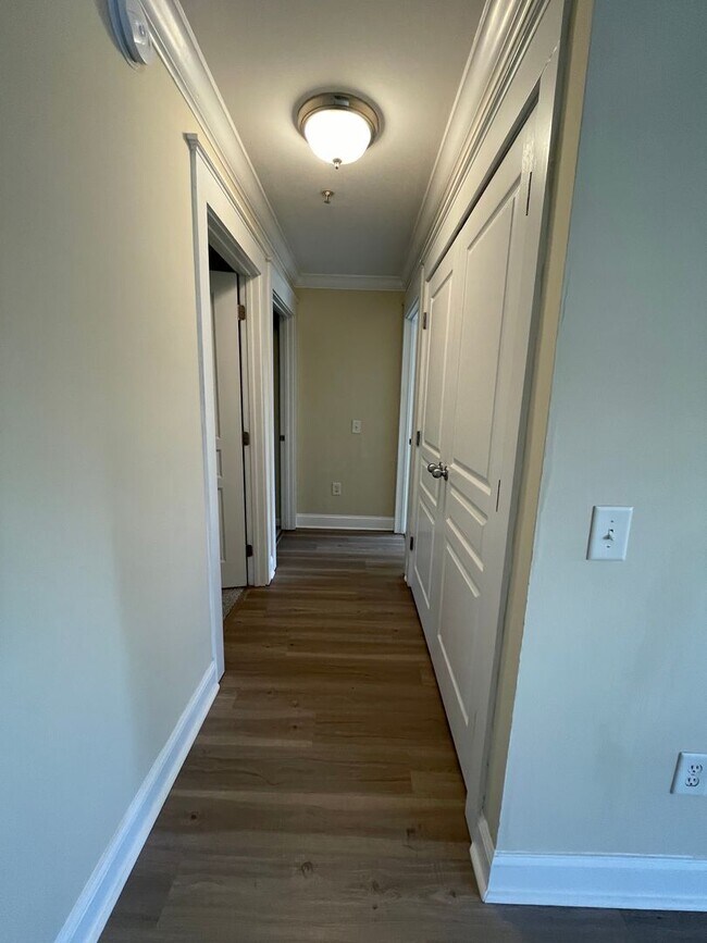 Building Photo - 15-1512 Dukes