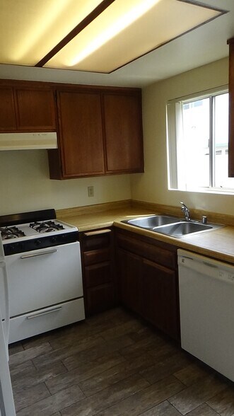 Kitchen - 712 Summerwood Ln