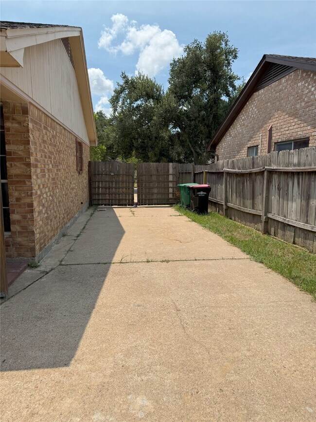Building Photo - 21430 Park Green Dr
