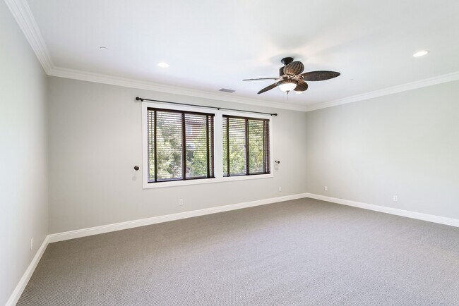 Building Photo - Beautiful 5 bedroom/ 3 Bath Miraleste home...