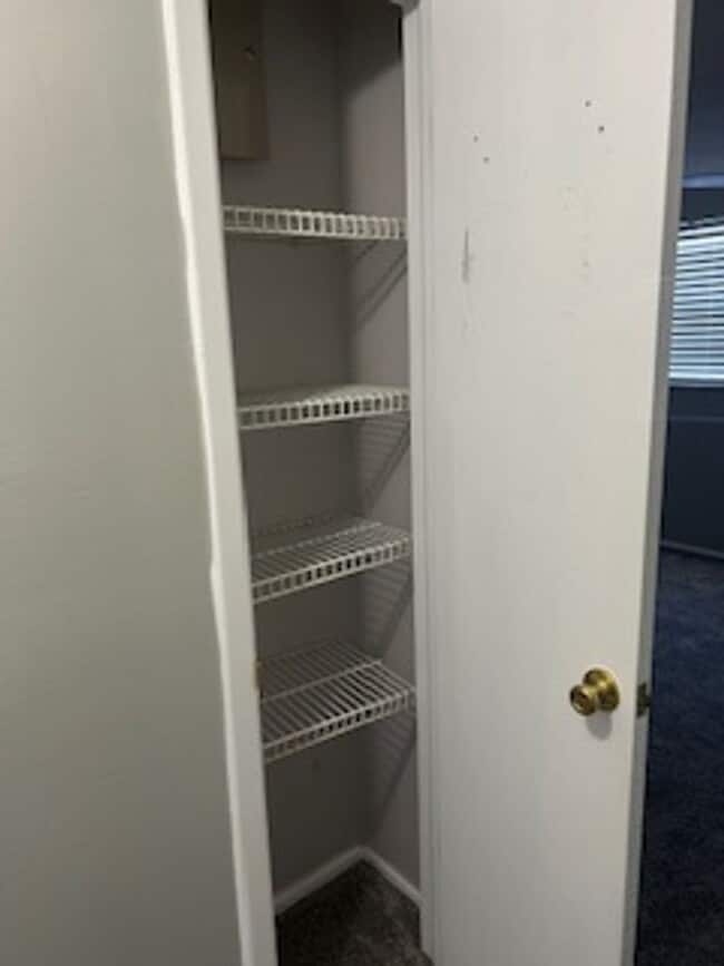 Building Photo - AVAILABLE NOW!!  Well maintained 2/2 in a ...