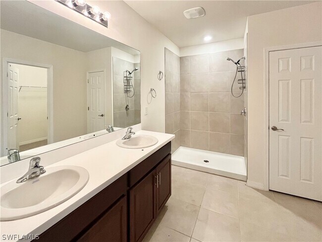 Building Photo - 1009 NE 11th St