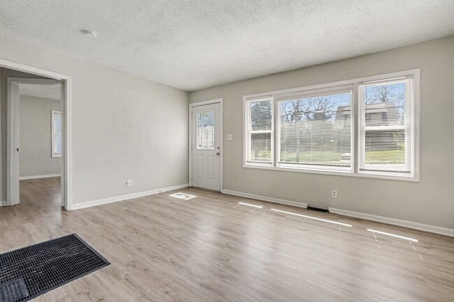 Building Photo - Charming Two Bedroom, One Bathroom Home Near Kansas City Zoo!