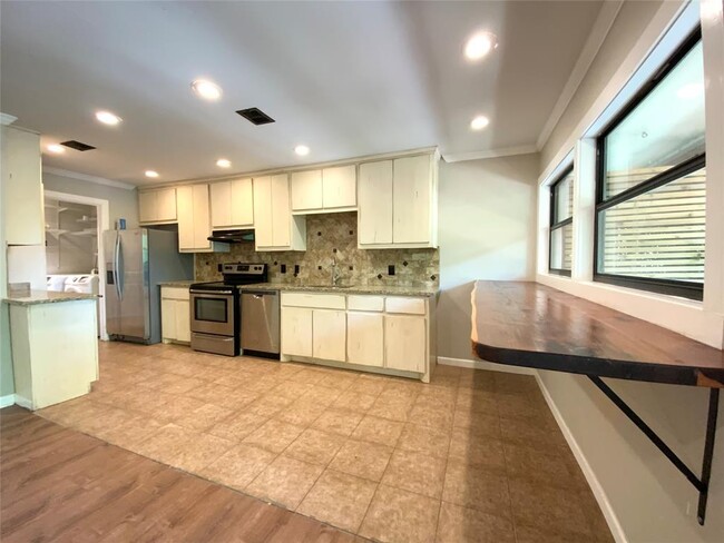 Building Photo - 2807 Edgewater Dr