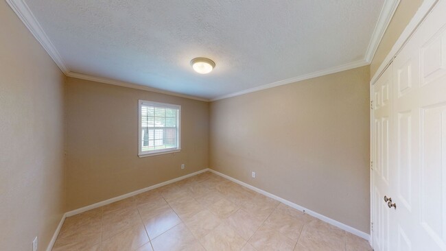 Building Photo - 2/1 Duplex Available for Immediate move-in!