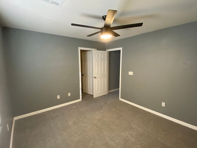 Building Photo - Gorgeous 4Bed/2.5Bath/2Car, 2-Story Residence with Loft in Mountains Edge Area gated Community!