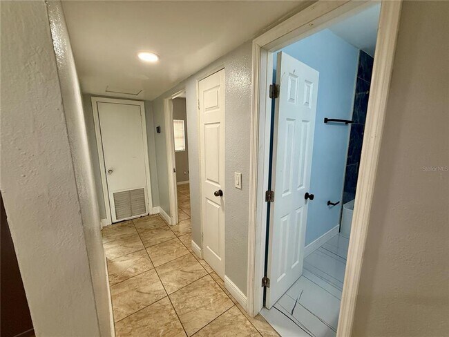 Building Photo - 139 Mayfair Cir