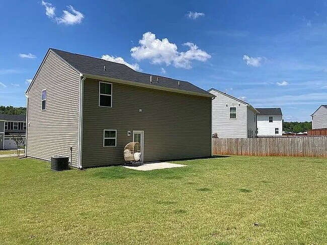 Building Photo - "Spacious 4-Bedroom Retreat with 2.5 Baths in Charming Powdersville!"