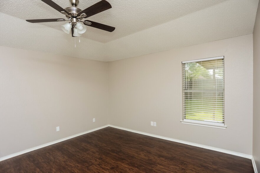 Building Photo - 948 Fenway Ln