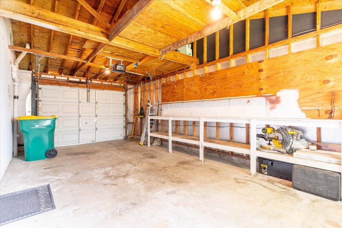 Garage - 817 N Lakeside Dr