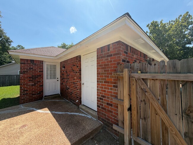 Building Photo - Charming 3BR/2BA Bartlett Area Home | Soaring High Ceilings, Brick Fireplace & Fenced Yard