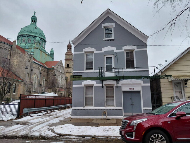 Building Photo - 1018 W 32nd Pl