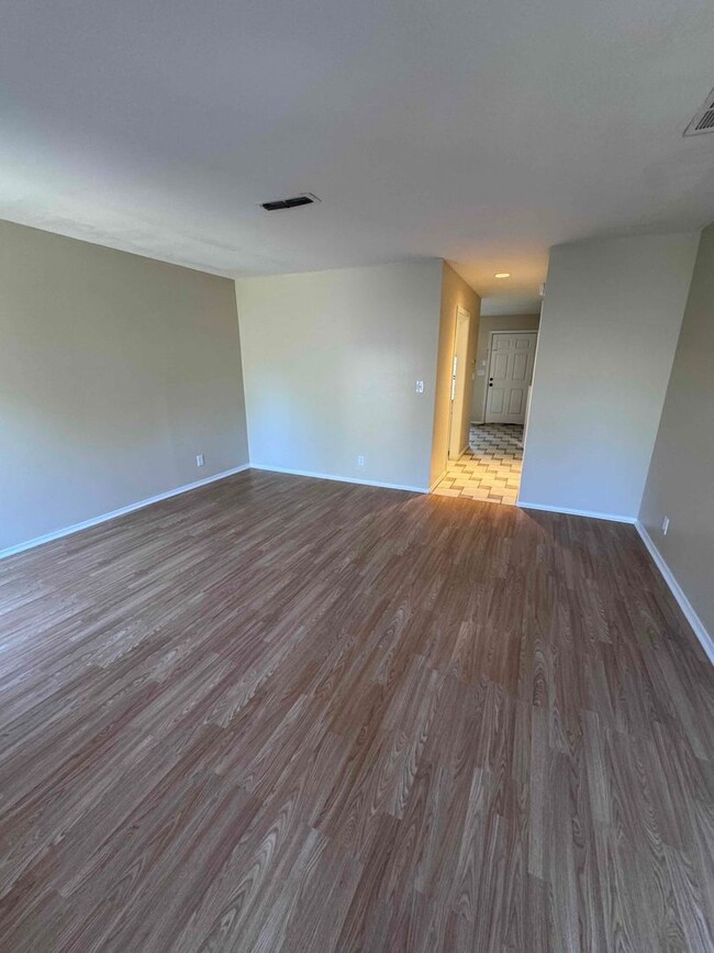 Building Photo - Darling 1 Bed, 1.5 Bath Townhouse with sma...