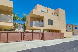 Building Photo - 2 Bed, 1.5 Bath Stunning, Gated Tri-Level ...