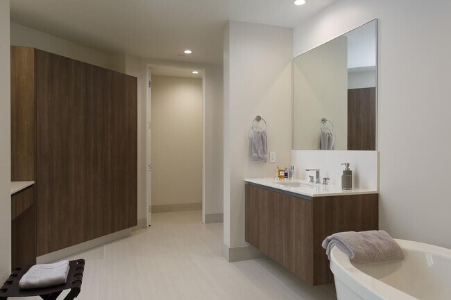 Building Photo - Stunning Ultra-Spacious 3 bed - 3.5 bath Condo in Fabulous Beverly Hills