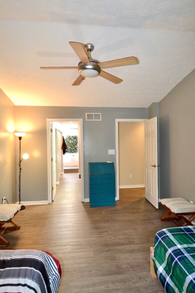 Building Photo - 1111 Island Woods Dr
