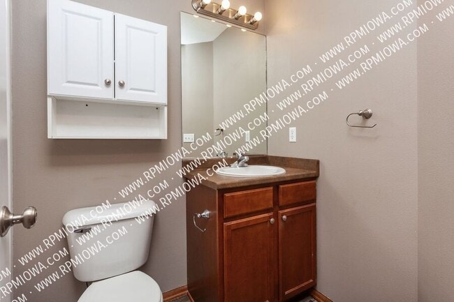 Building Photo - 738 NE Spring St