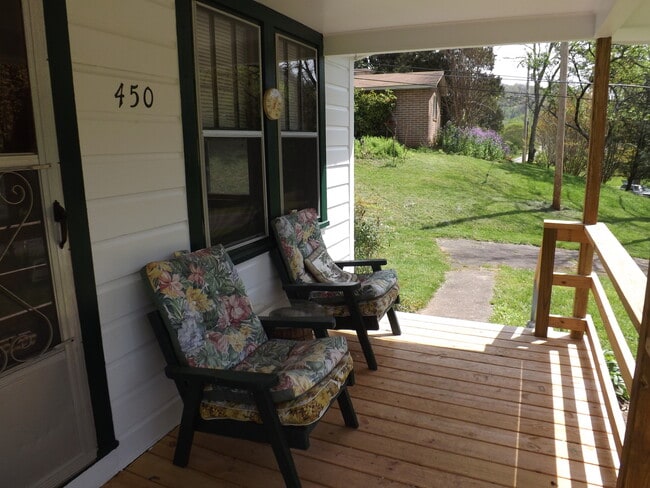 Building Photo - 3 Bedroom Home Close to WCU available 8/4/...