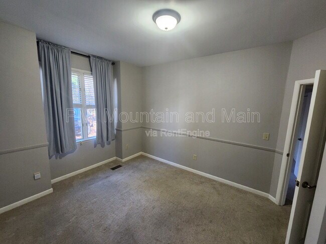 Building Photo - 4000 Laurel Park Hwy