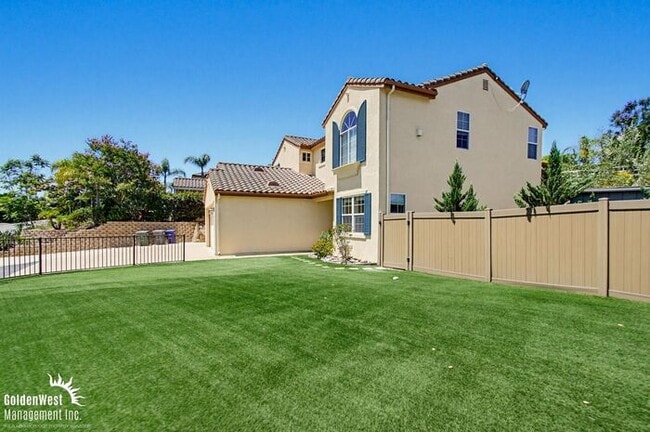 Building Photo - Elegant 5Bdm 3Ba Hilltop Home In Fallbrook!