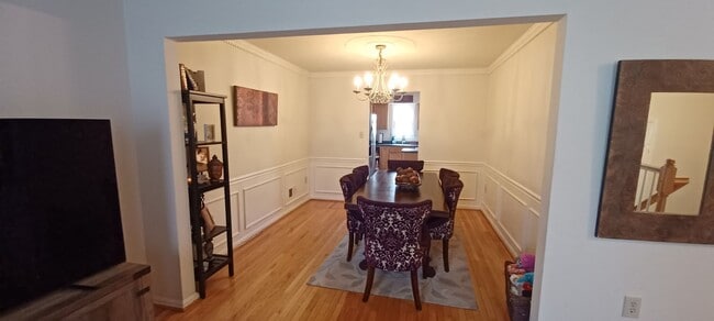 Building Photo - Luxurious And Spacious 3 Bed 2 Bath Brick ...
