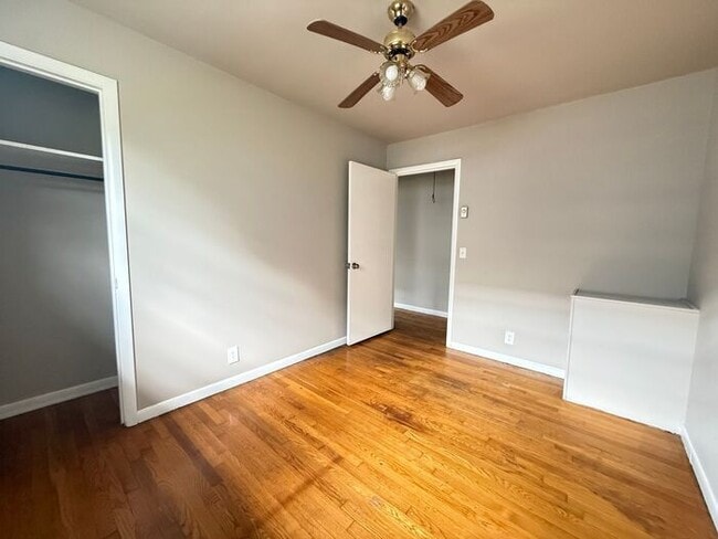 Building Photo - FOR RENT - 2 Bed Duplex in Madison! Large yard! Pets allowed!